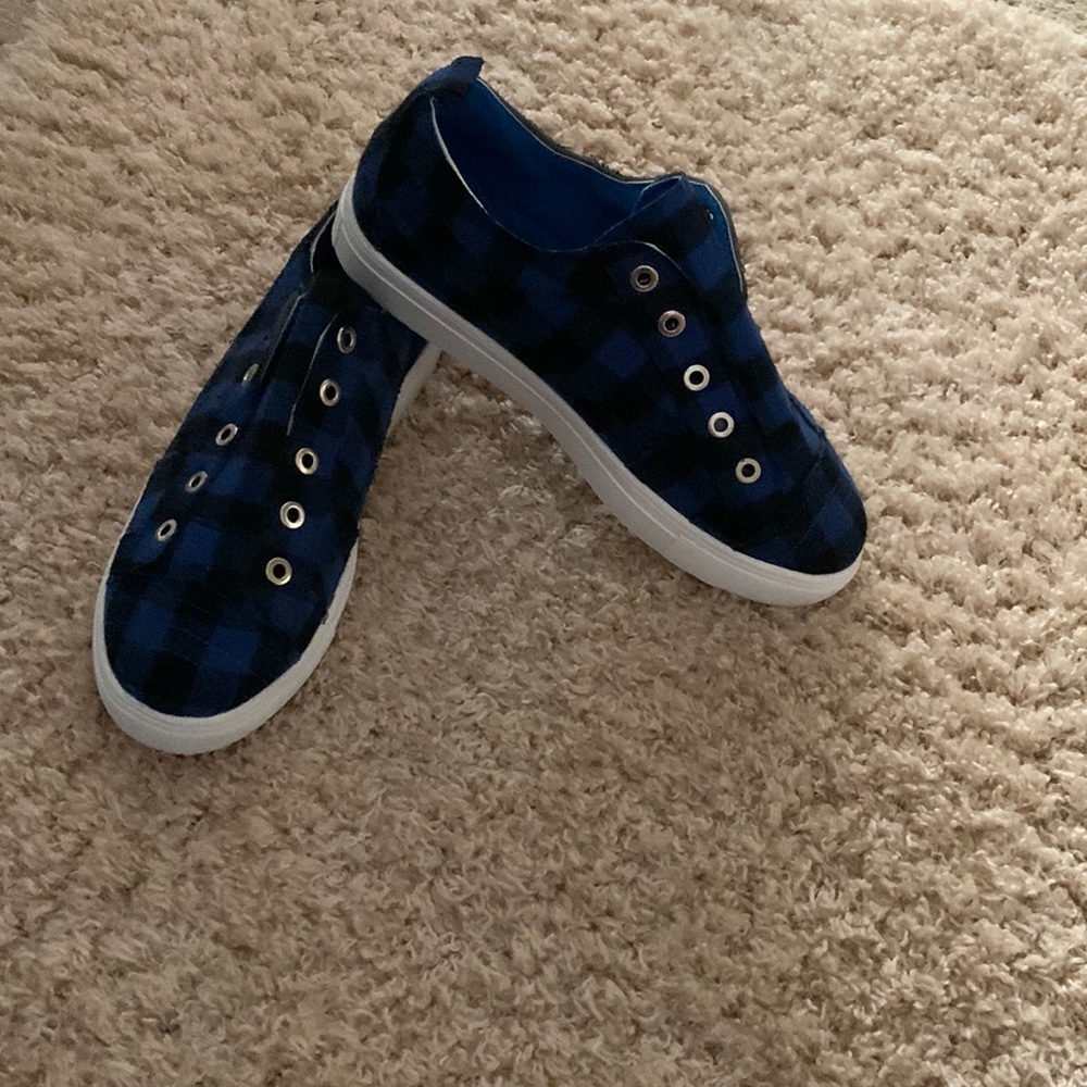 Size 8 1/2 blue/black tennis shoes. No known brand. Ordered from Amazon